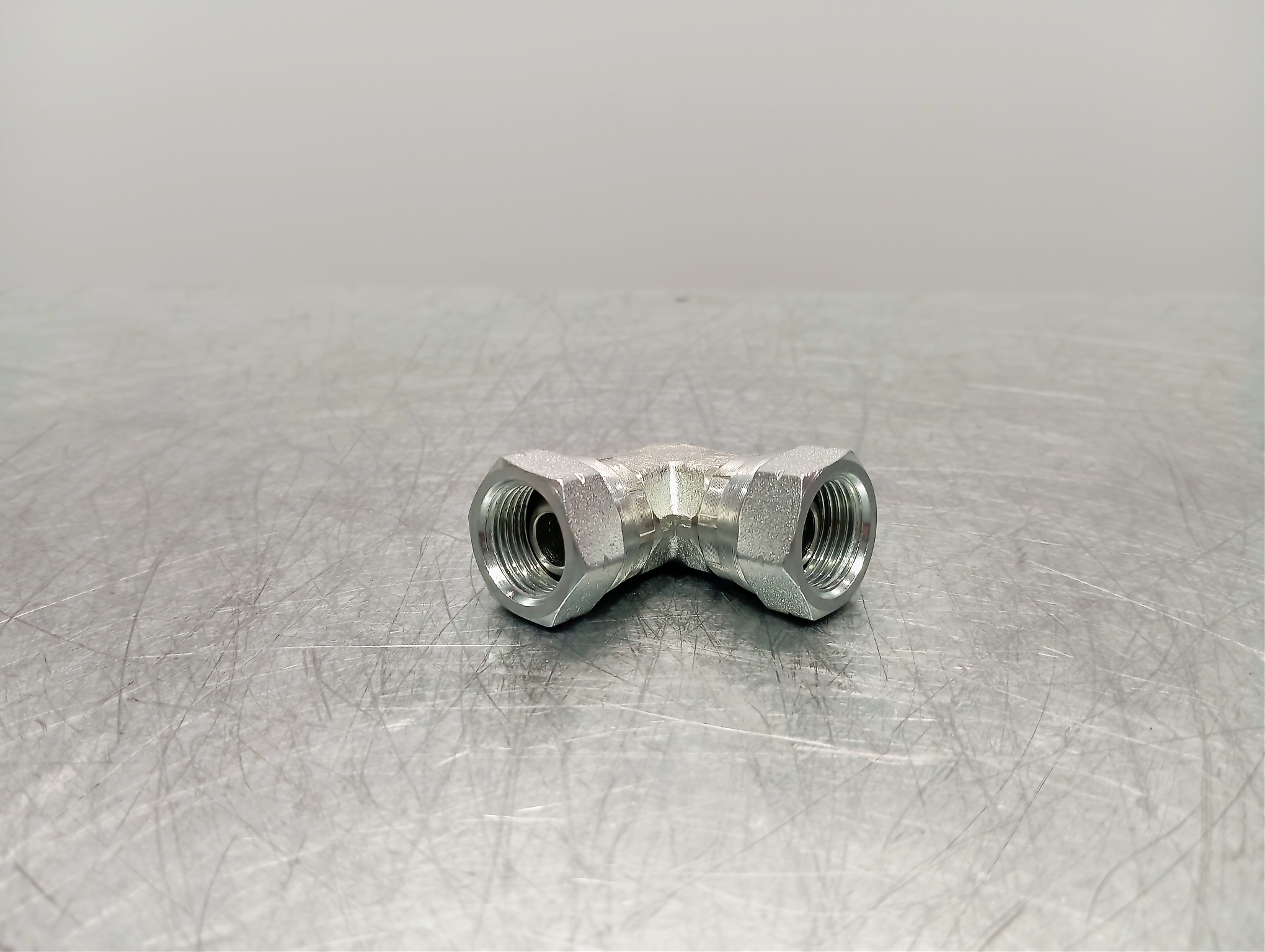 Адаптер 90° BSP Г/Г 3/8